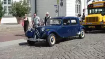 Citroen 11 CV als Brautwagen steht am Standesamt von Wismar, August 2014