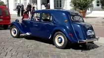Citroen 11 CV als Brautwagen steht am Standesamt von Wismar, August 2014