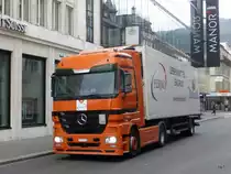 Mercedes Sattelschlepper unterwegs in der Stadt Biel am 19.09.2014