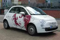 Fiat 500 als Werbeträger für ein Ristorante, gesehen in Rostock im August 2014
