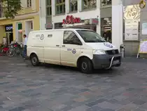 VW T5 als Geldtransporter unterwegs in Schwerin im August 2014