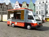 MB 100 als fahrende Grillstation, gesehen im August 2014 in Rostock