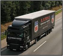 Black ist beautiful: DAF XF105.410SC  SpaceCab  der R. ELFRING Transporte ist bei Ldenscheid am 02.09.2008 Richtung Norden unterwegs.