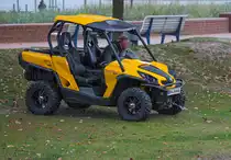 Can-Am Commander XT zieht mit Hilfe einer Seilwinde Befestigungshaken aus der Erde. - 22.09.2014
