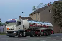 MAN 18.440 Tanksattelzug am frühen Abend auf einem LKW Parkplatz. - 01.10.2014