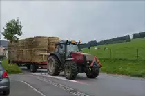 Dieser Valtra hat auf den kurvenreichen h�gligen Strassen genug zu schleppen mit diesem mit Strohrundballen beladenem H�nger.  11.09.2014