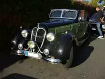 Stoewer Arkona Sport-Cabriolet. 1937 - 1939. Unter der Regie des ehemaligen Magirus-Konstrukteurs Karl Trefz entstanden in den Stettiner Stoewer-Werken, die äußerlich kaum voneinander zu unterscheidenden Modelle Sedina mit einem 4-Zylinderreihenmotor und Arkona mit einem 6-Zylinderreihenmotor der aus 3610 cm³ Hubraum 80 PS leistet. Herbstfest an der Düsseldorfer Classic Remise am 04.10.2014.
