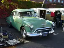 Oldsmobile Futuramic 88 fourdoor Sedan aus dem Modelljahr 1950. Der Futuramic 88 war die mittlere Baureihe dieses Modelljahres. Darunter rangierten Futuramic 76 und darüber der Futuramic 98. Der abgelichtete fourdoor Sedan war mit 141.117 Einheiten das meist verkaufte Modell dieser Modellreihe. Er war ab US$ 1860,00 zu haben. Der V8-motor leistet aus 4963 cm³ 135 PS. Herbstfest an der Düsseldorfer Classic Remise am 04.10.2014.