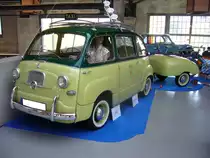 Fiat 600 Multipla mit einem Pfefferkorn-Boy Anhänger als Taxi Cittá di Roma. Der Multipla, basierend auf dem Seicento, wurde 1956 vorgestellt und darf als Vorreiter des heutigen Van angesehen werden. Von 1956 - 1960 wurde er von einem 4-Zylinderreihenmotor mit 633 cm³ Hubraum angetrieben und leistete 19 PS. Mit Vorstellung des 600 D wurde auch im Multipla der 767 cm³ Motor mit 23 PS verbaut. Neben dem  normalen  Multipla gab es noch eine Campingmobilausführung, sowie die abgelichtete Taxiausführung. Der angehängte Pfefferkorn-Boy soll ursprünglich für das Goggomobil (wer weiß mehr?) gebaut worden sein. Herbstfest an der Düsseldorfer Classic Remise am 04.10.2014.