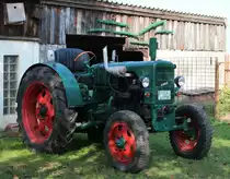 5.10.2014 bei Wriezen. Über´n Zaun aufgenommener Traktor - bitte bei Typ helfen