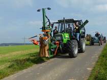Deutz Fahr, gesehen in 36100 Petersberg-Almendorf anl. der Jubiläumskirmes im Oktober 2014