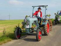 Eicher mit angehängtem Kartoffelroder, gesehen in 36100 Petersberg-Almendorf anl. der Jubiläumskirmes im Oktober 2014