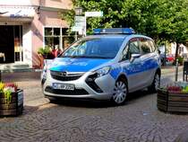 Opel Zafira als Dienstfahrzeug der hessischen Polizei steht am Hünfelder Rathaus, Oktober 2014