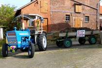 Ford 2000 mit angehängter Mistfuhre, gesehen nach dem Kirmesfestzug in 36100 Petersberg-Almendorf im Oktober 2014