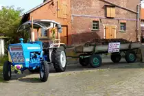 Ford 2000 mit angehängter Mistfuhre, gesehen nach dem Kirmesfestzug in 36100 Petersberg-Almendorf im Oktober 2014