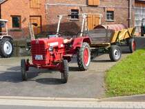 IHC mit angehängtem Faßwagen, gesehen nach dem Kirmesfestzug in 36100 Petersberg-Almendorf im Oktober 2014