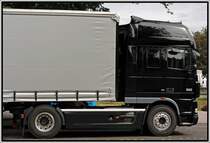 Beautiful in Black: Dieser wunderschne, recht neu wirkende, DAF XF105.510SCC  SuperSpaceCab  macht Pause auf dem Rasthof Sauerland-West. (05.09.2008)
