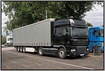 Beautiful in Black: Dieser wunderschne, recht neu wirkende, DAF XF105.510SCC  SuperSpaceCab  macht Pause auf dem Rasthof Sauerland-West. (05.09.2008)
