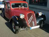 Citroen 11CV Legere. Hier wurde ein Traction Avant abgelichtet, der nach 1952 produziert wurde. Dieses ist an den geraden Stoßstangen erkennbar. Der 4-Zylinderreihenmotor leistet aus 1911 cm³ Hubraum ca. 55 PS. Herbstfest an der Düsseldorfer Classic Remise am 04.10.2014.