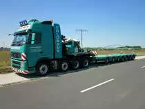 Volvo FH 540 Schwerlastzugmaschine mit einem 7-Achsigem Doll panther Auflieger am 04.07.2014 am Hf. Wustermark. 