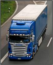 Dieser schne blaue SCANIA TOPLINE R500 \8/ der Schweizer Spedition Wthrich Transporte aus Sengen ist bei Ldenscheid auf dem Weg durch das Sauerland Richtung Sden. Als  extra  besitzt der Lkw eine Sidepipe mit Drei Endffnungen.
