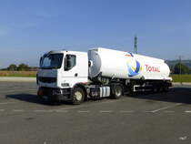 Renault Sattelschlepper auf einem Rastplatz bei Grenoble am 27.09.2014