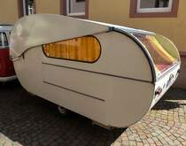 einachsiger Oldtimer-Wohnanhnger der belgischen Firma Wa-Wa, ausgestellt zum  Waldkircher Sonntag , Juli 2014