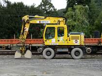 Ein Liebherr Zweiwegebagger am 11.10.14 in Neckargemünd durch den Bauzaun fotografiert