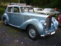 Rolls Royce Silver Dawn. 1949 - 1955. Der Silver Dawn war der erste RR mit werkseigener Ganzstahlkarosserie lieferbar war. Es koonte aber auch nur ein Chassis geordert werden, das bei einem der zahlreichen britischen Coachbuilder, wie z.B. Mulliner,eingekleidet werden konnte. Der 6-Zylinderreihenmotor hatte anfangs 4257 cm³ Hubraum. Zum Modelljahr 1951 wurde der Hubraum auf 4566 cm³ aufgebohrt. In beiden Hubraumvarianten lag die Leistung bei ca. 135 PS. Der abgelichtete Wagen entstammt dem letzten Baujahr und dürfte somit einer der letzten der 762 produzierten Autos sein. Oldtimertreffen am Schwarzwaldhaus im Neandertal am 12.10.2014.