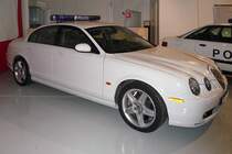 Jaguar S-Type R 2003  TM-50 
Kaum zu entkommen: 4196 ccm, 291 kW, 541 Nm/3500 rpm, bei 250 km/h abgeregelt, in 5,6 s auf 100 km/h

Mobilia Automuseo, Kangasala, Finnland, 14.4.2013