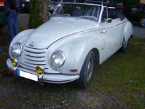 DKW F91 3=6 Sonderklasse Cabriolet. 1953 - 1955. Die Cabriolets wurden bei Karmann in Osnabrück produziert. Für das zweisitzige Cabriolet (294 Einheiten) waren DM 7800,00 fällig, während das viersitzige Cabriolet (1256 Einheiten) mit DM 8800,00 zu Buche schlug. Der 34 PS starke 3-Zylinderzweitaktmotor hat einen Hubraum von 896 cm³. Oldtimertreffen am Schwarzwaldhaus im Neandertal am 12.10.2014.