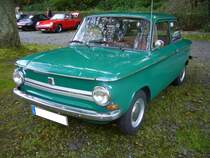 NSU Prinz 4L. 1965 - 1971. Der Prinz 4L basierte auf dem bereits 1961 vorgestellten Prinz 4. Der im Heck verbaute 2-Zylindermotor leistet 30 PS aus 598 cm³ Hubraum. Ab ca. 1968 brach der Verkauf dieses Modelles in der BRD ziemlich ein. Lediglich in Italien war dieses Modell dann noch bis zu seiner Einstellung ein Verkaufsschlager. Oldtimertreffen am Schwarzwaldhaus im Neandertal am 12.10.2014.