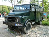 HANOMAG -GruKw A-L 28 II (Allrad-Gruppenkraftwagen) Spezialanfertigung der Bereitschaftspolizei für Überfallkomandos - Bj. 1963-67 - Motor: 2800 ccm und 70 PS, verfügt über 12 Sitzplätze und wird heute für Jeep-Safari auf der Insel Rügen genutzt. (www.hanomag-tours.de) Die Aufnahme entstand am 22.08.2014 in Zirkow auf der Insel Rügen.