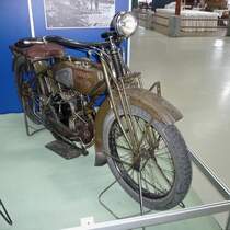 Sieht noch nicht danach aus, ist aber eine Harley-Davidson!

Das  Model W Sport Twin  stammt aus dem Jahre 1921 und hat einen 2-Zylinder Boxer-Motor mit sagenhaften 6 PS.

Mobilia Automuseo, Kangasala, Finnland, 14.4.2013