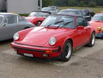 Roter Porsche auf einem Parkplatz in Besalu (Spanien) am 29.09.2014