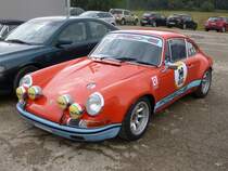 Roter Porsche auf einem Parkplatz in Besalu (Spanien) am 29.09.2014