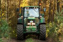 John Deere 6820 kommt mit einer Mulde aus dem Wald. (14.10.2014)