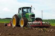 John Deere 7430 bei der Feldarbeit in 36100 Petersberg-Marbach im Oktober 2014