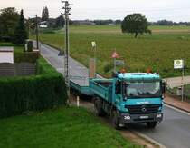 Ein Mercedes-Benz,LKW Kipper steht in Kohlscheid-Bank am Abend vom 15.10.2014.