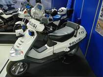 Motorroller der finnischen Polizei, dahinter eine BMW R100 GS

Mobilia Automuseo, Kangasala, Finnland, 14.4.2013