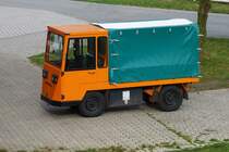  Eletro Transporter von Still wartet im Hafengebiet von Spiekeroog auf die Ankunft der nchsten Fhre.  09.10.2014 