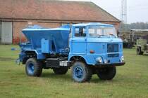 IFA W50/LA mit Niederdruckbereifung als Düngerstreuer in Derben/Elbe.16.10.2014