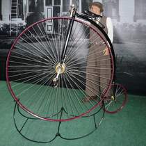 Hochrad, Mobilia Automuseo, Kangasala, Finnland, 14.4.2013 

Die dahinter stehende Schaufensterpuppe veranschaulicht, wie riesig das Vorderrad ist. Ich frage mich, wie man da überhaupt hinauf und wieder heile herab kommt?