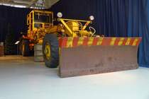 Caterpillar 14 D

Baujahr 1962, 6 Zylinder Turbodiesel (Cat D333), 8603 ccm, 150 PS
Arbeitsbreite 3,9 m; 6 Vorwärts- und 4 Rückwärtsgänge
Geschwindigkeit: vorwärts 4,3-34 km/h, rückwärts 7,1-23,5 km/h
Gewicht: 13,78t, Wendekreis 11,5 m

Diese Maschinen werden benötigt, um die vielen nicht asphaltierten Straßen Lappland zu unterhalten.

Mobilia Automuseo, Kangasala, Finnland, 14.4.2013 