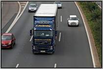 500 PS in der Mitte: Volvo FH12 500PS der Spedition K.Hochreiter aus Dorfgastein ist bei Ldenscheid Richtung Sden unterwegs. (05.09.2008)
