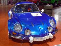 Alpine A110

Baujahr 1974, 4 Zylinder, 1596 ccm, 150 PS

Die PKW-Sammlung ist in einem zweiten Gebäude untergebracht, dass sich auf dem Gelände der lokalen Straßenmeisterei befindet. Da dort kein Museumspersonal ist, sind alle Modelle hinter Glas. 

Mobilia Automuseo, Kangasala, Finnland, 14.4.2013