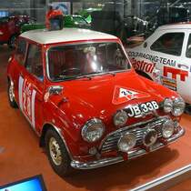 Morris Mini Cooper S

Baujahr 1964, 4 Zylinder, 1293 ccm, 105 PS

Die PKW-Sammlung ist in einem zweiten Gebäude untergebracht, dass sich auf dem Gelände der lokalen Straßenmeisterei befindet. Da dort kein Museumspersonal ist, sind alle Modelle hinter Glas. 

Mobilia Automuseo, Kangasala, Finnland, 14.4.2013