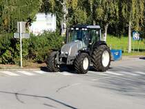 VALTRA A93 tourt mit Heckladeschaufel in Richtung Wald; 141019