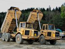 VOLVO-A25 Muldenkipper haben die Feierabend-Kippstellung eingenommen; 141014