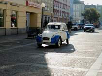 CITROEN-2CV, durchfährt zu früher Morgenstund den Stelzhamerplatz in Ried; 141019